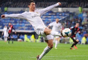 Figo: Ronaldo bị la ó là chuyện bình thường trong bóng đá