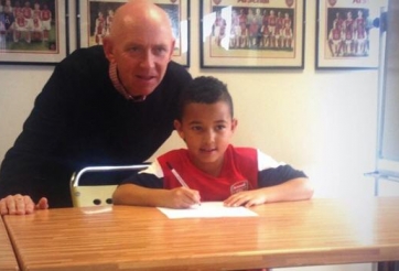 Con trai của Ashley Young gia nhập Arsenal