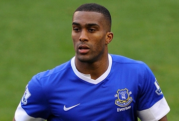 Hậu vệ Everton vui vẻ giúp Liverpool vô địch