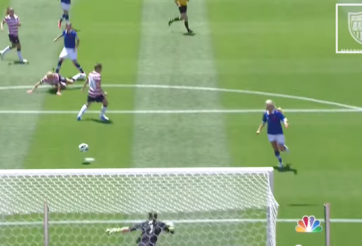 Video bóng đá: Phản xạ tuyệt vời của nữ thủ môn tuyển Mỹ