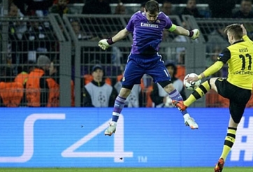 Video bóng đá: Casillas giúp Real Madrid thoát hiểm đầy kịch tính