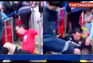 Video hài hước: Tevez và trọng tài thay nhau ngã bậc thang