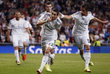 Gareth Bale tỏa sáng giúp Real Madrid vượt mặt Barcelona