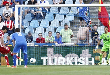Diego Costa sút hỏng penalty vì trò bẩn của CĐV Getafe?
