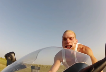 Video đua xe: Cận cảnh gương mặt khi phóng xe với tốc độ 250 km/h