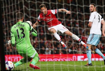 Video bóng đá: Oliver Giroud ghi bàn tinh tế không kém Denis Bergkamp