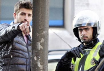 Bực mình, Gerard Pique ‘tẩn’ nhau với phóng viên