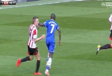 Video bóng đá: Nghi vấn Larsson bị Ramires vả vào mặt ngay trên sân