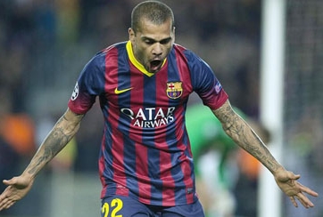 Vượt Phillip Cocu, Dani Alves thiết lập kỷ lục mới ở Barca