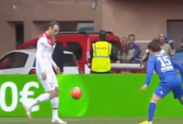 VIDEO: Dimitar Berbatov 'đá như chơi' cũng lập siêu phẩm