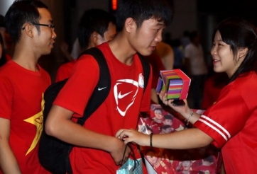 U19 Việt Nam được NHM chào đón nồng nhiệt tại sân bay