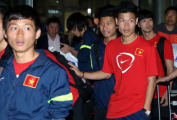 Lý do máy bay chở U19 Việt Nam hạ cánh không đúng giờ