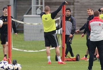 NÓNG ở Liverpool: Suarez và Martin Skrtel cãi nhau trên sân tập
