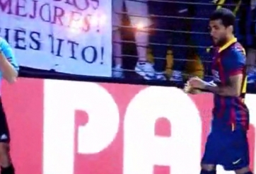 Dani Alves nhặt chuối ăn ngon lành khi bị CĐV Villarreal ném