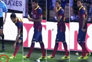 Video bóng đá: Bị đối phương ném chuối, Dani Alves bóc ăn luôn