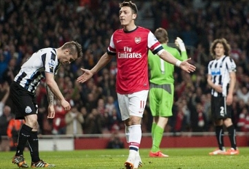 Arsenal 3-0 Newcastle: Ozil chói sáng, Pháo thủ giữ vững vị trí top 4