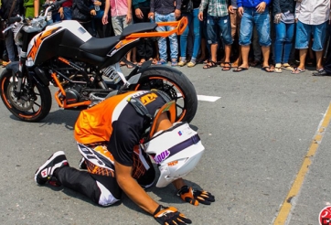 Video đua xe: Tay đua Malaysia vái lạy khán giả Việt Nam