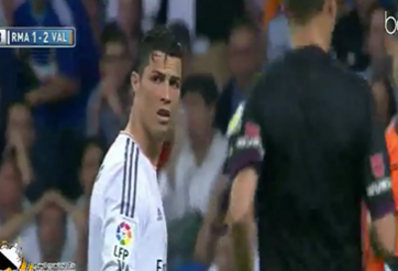 Ronaldo nổi cáu với pha xử lý không tốt của Morata khi Real đang bị dẫn bàn