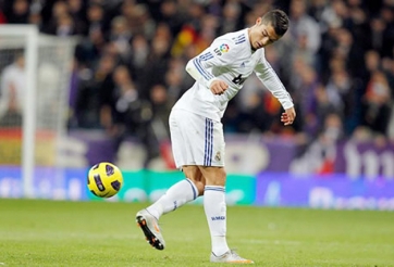 Video bóng đá: Ronaldo lập siêu phẩm đánh gót theo phong cách Ibrahimovic