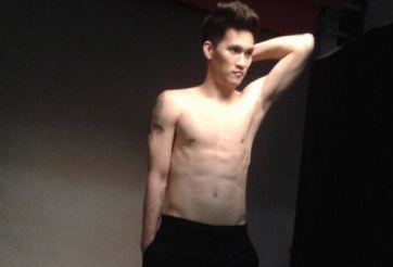 Công Vinh tung ảnh bán nude khoe body gây sốt trên facebook