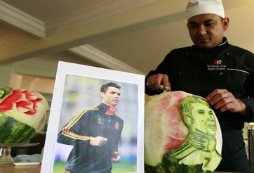 Đầu bếp khắc hình Ronaldo và Neymar cực chất trên trái dưa hấu