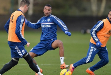 Man City đang tiến gần đến Ashley Cole hơn bao giờ hết