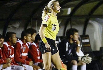 Nữ trọng tài xinh đẹp bắt chính trận đấu có Ronaldinho