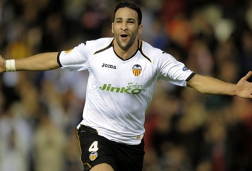 Man City và Arsenal ‘đấu đá’ vì trung vệ của Valencia