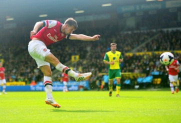 VIDEO: Siêu phẩm volley của Ramsey tiễn Norwich xuống hạng