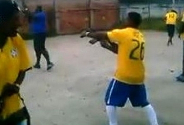 Bắn súng AK ăn mừng bàn thắng ở Brazil