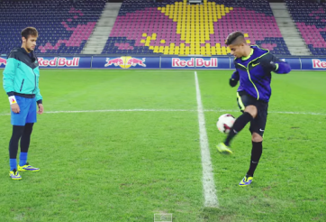 VIDEO: Neymar thi tâng bóng với thần đồng của AC Milan