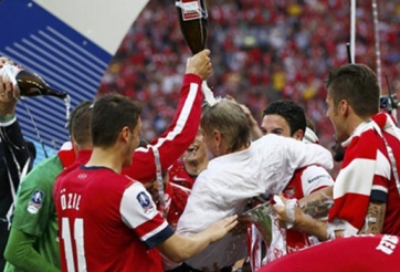 HLV Wenger tắm Champagnes trong ngày Arsenal chấm dứt cơn khát danh hiệu