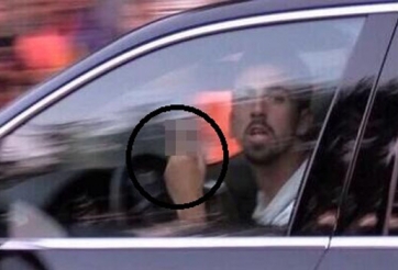 Phản ứng lại CĐV đội nhà, sao Barca giơ ‘ngón tay thối’