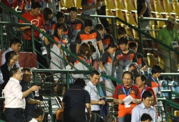 ĐT nữ Việt Nam đến sân xem trận 'quyết đấu' giữa Thái Lan và Myanmar