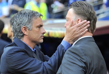 Vừa đến MU, Van Gaal lập tức ‘khẩu chiến’ với Mourinho