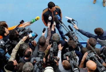 300 phóng viên quây kín Ronaldo trên sân tập