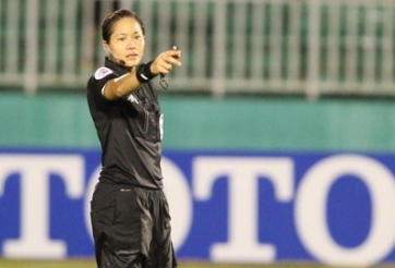 VCK Asian Cup nữ 2014: Trọng tài quên rút thẻ đỏ, cầu thủ vẫn tự rời sân