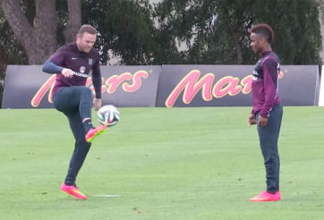 VIDEO: Rooney tâng bóng vụng về trong màn so tài với Sterling
