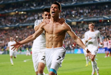 Ăn mừng C1, Ronaldo liên tiếp tặng xe hơi cho nhân viên Real