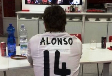 Fernando Alonso mặc áo của Xabi Alonso ngồi xem chung kết