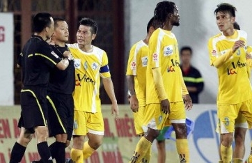 Hải Phòng thua QNK.QN, CĐV bao vây trọng tài