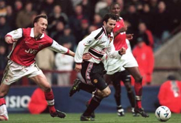 Video danh thủ: Siêu phẩm solo đẹp không kém Maradona và Messi của Ryan Giggs