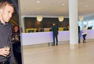 Sao Dortmund lĩnh đủ vì dám tè bậy trong khách sạn