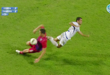 VIDEO: Pha vào bóng thô bạo làm gãy chân đối phương tại giải VĐQG Romania