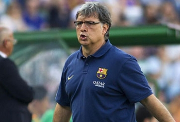 Bị ép rời Nou Camp, Tata Martino vẫn bênh vực Barca và Messi
