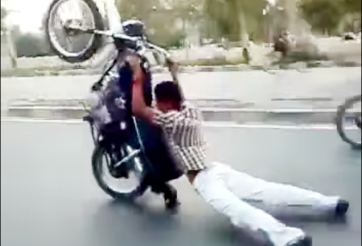 Video đua xe: Màn bốc đầu siêu đẳng của 'dân tổ' Pakistan