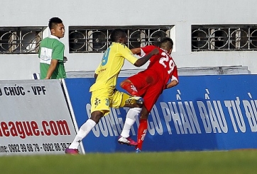 Hoàng Vũ Samson đấu 'đấm bốc' với cầu thủ Hải Phòng