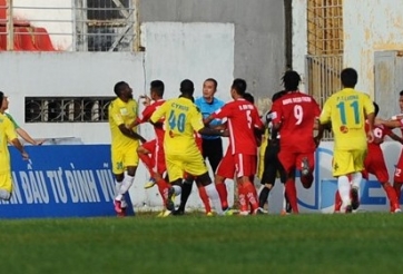 Trọng tài Nguyễn Trọng Thư bị cầu thủ Hải Phòng đấm trúng mặt