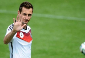 Klose phá tan kỷ lục ghi bàn của ‘vua dội bom’ Gerd Muller