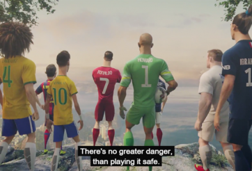 VIDEO: Ronaldo béo dẫn dắt các ngôi sao giải cứu bóng đá thế giới